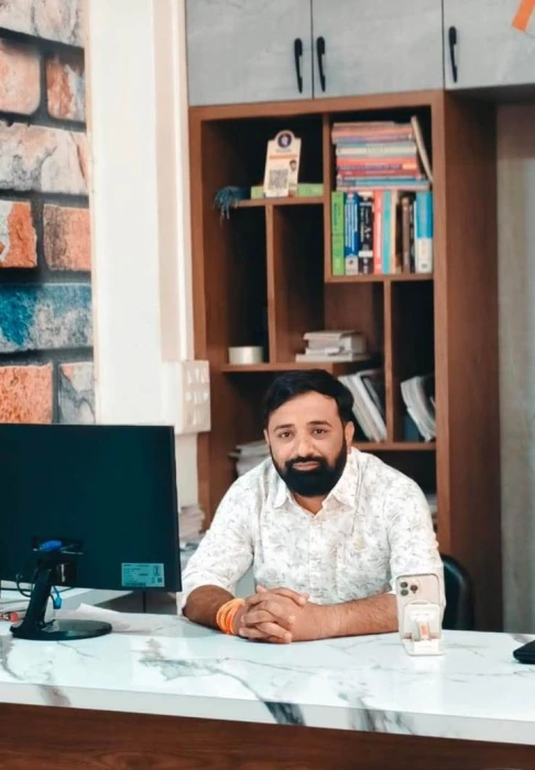 Kamles MorI BCA,PGDCA,MSW,LLB,BJMC,
CHAIRMAN & MANAGING DIRECTOR